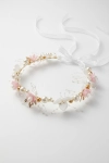 roze haarband detail, bloemapplicaties en witte parels, feestelijke stijl